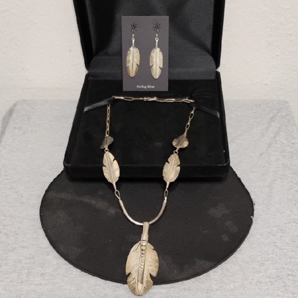 Silver Feather Necklace with Intricate Detailing